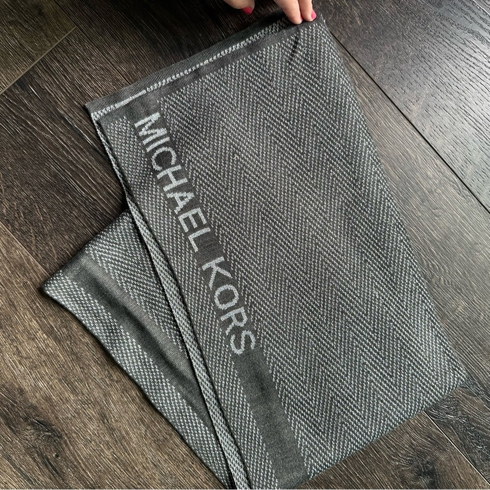 Michaels Charcoal Gray Women’s Scarf silver metallic detail zig zag poly blend
